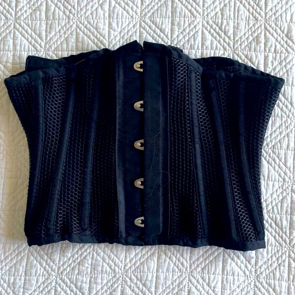 Black mesh grunge structured boned corset •